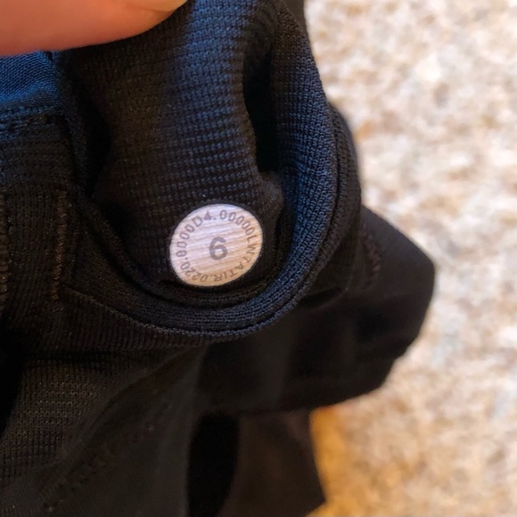 Lululemon Hotty Hot Short II 2.5” Incognito Camo Multi Grey / Black W7ATIR Sz 6 - Picture 4 of 8